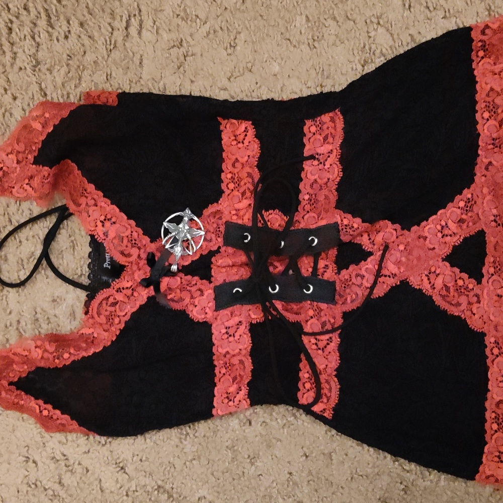 Black and pink lace camisole, purchased from Etsy. Xs